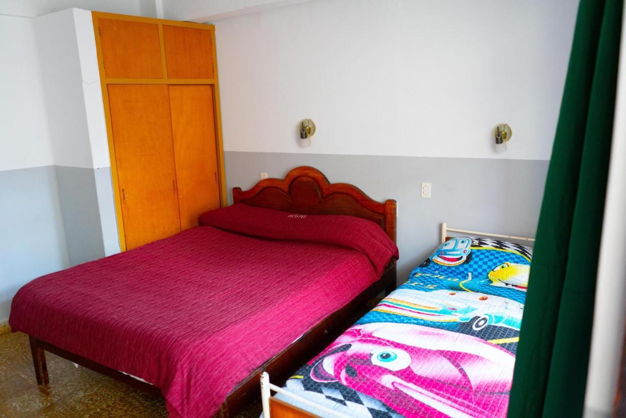 Hostal Zeballos Тариха Екстериор снимка