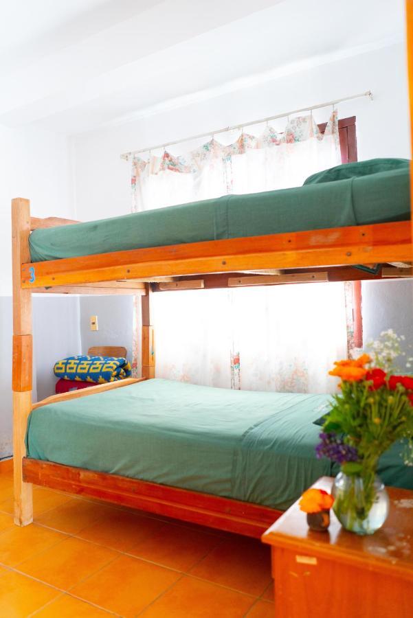 Hostal Zeballos Тариха Екстериор снимка